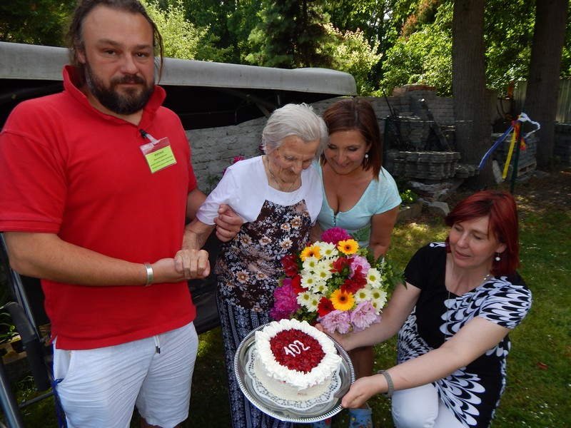 102. narozeniny paní Rachačové - DSCN3684